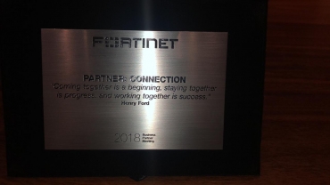 Connection recebe placa comemorativa de 10 anos de parceria Fortinet